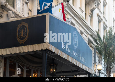 New Orleans, USA - 23. April 2018: Gehobenen Luxus Le Pavillon Hotel Gebäude Zeichen von Ent 8 Rance auf Baronne Plaza street in Downtown in Louisiana Stadt Stockfoto