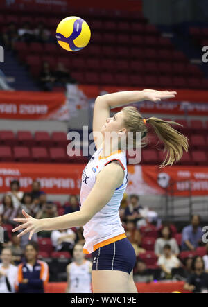 Hamamatsu, Japan. 15 Sep, 2019. Eline Timmerman der Niederlande gibt während der Round Robin Match zwischen Kenia und den Niederlanden in 2019 die Volleyball Frauen WM-Spiel in Hamamatsu, Japan, Sept. 15, 2019. Credit: Du Xiaoyi/Xinhua/Alamy leben Nachrichten Stockfoto