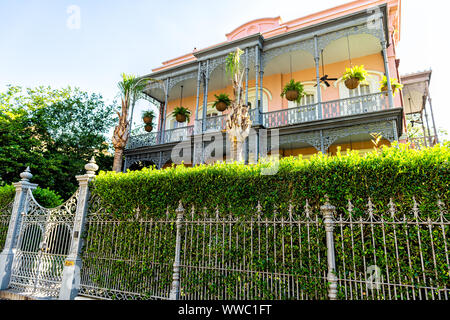 New Orleans, USA - 23. April 2018: Old Street Historic Garden District in Louisiana Stadt mit Immobilien Historic House Mansion Gusseisen Zaun und g Stockfoto