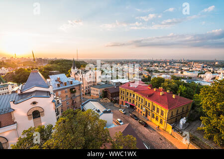 Kiew, Ukraine - August 13, 2018: Antenne Hohe Betrachtungswinkel und der Sonnenuntergang in der ukrainischen Hauptstadt, Stadtbild mit Skyline bei historischem Kopfsteinpflaster Andriyiv Stockfoto