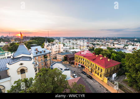 Kiew, Ukraine - August 13, 2018: Antenne hohen Winkel Sonnenuntergang mit Sonne über der ukrainischen Hauptstadt, Stadtbild mit Skyline bei historischem Kopfsteinpflaster Stockfoto