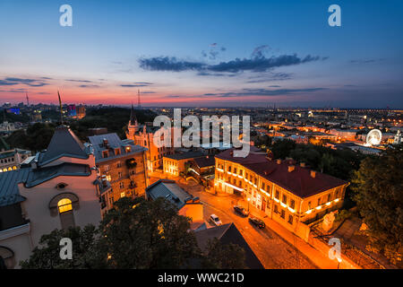 Kiew, Ukraine - August 13, 2018: Antenne Hohe Betrachtungswinkel und der dunklen Nacht Dämmerung über der ukrainischen Hauptstadt, Stadtbild mit Skyline bei historischem Kopfsteinpflaster Stockfoto