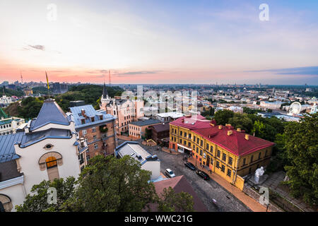 Kiew, Ukraine - August 13, 2018: Antenne hohen Betrachtungswinkel von Twilight über Ukrainische Hauptstadt, Stadtbild mit Skyline bei historischem Kopfsteinpflaster Andriy Stockfoto