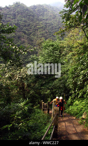 Ein paar tun die beschwerliche Nongriat trek Double Decker Brücke in der Nähe von Cherrapunjee Stockfoto