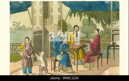 Frauen spielen das Kartenspiel Zi Pai in einem Pavillion mit blauen Vordächer in einem Garten, China, 19. Papierkörbe Kupferstich von Corsi nach Egor Fedorovich Timkovski von Giulio Ferrario's Kostüme Antike und Moderne der Völker der Welt, Florenz, 1833. Stockfoto