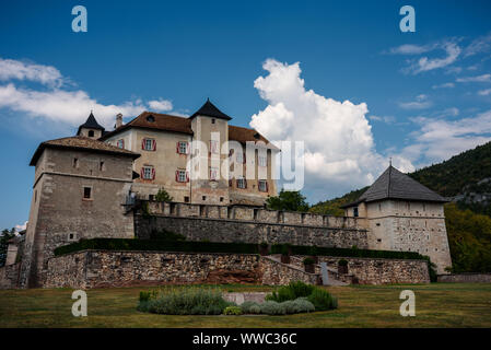 Blick auf das Äußere des Castel Thun im Val di Non (geschlossen nach Trient). Italien Stockfoto