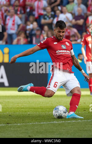 Mainz, Deutschland. 14 Sep, 2019. Fussball: Bundesliga, FSV Mainz 05 - Hertha BSC, 4. Spieltag im Opel Arena. Danny Latza aus Mainz. Quelle: Thomas Frey/dpa - WICHTIGER HINWEIS: In Übereinstimmung mit den Anforderungen der DFL Deutsche Fußball Liga oder der DFB Deutscher Fußball-Bund ist es untersagt, zu verwenden oder verwendet Fotos im Stadion und/oder das Spiel in Form von Bildern und/oder Videos - wie Foto Sequenzen getroffen haben./dpa/Alamy leben Nachrichten Stockfoto