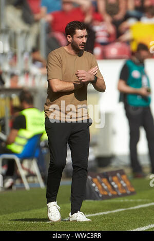 Mainz, Deutschland. 14 Sep, 2019. Fussball: Bundesliga, FSV Mainz 05 - Hertha BSC, 4. Spieltag im Opel Arena. Mainz Trainer Sandro Schwarz. Quelle: Thomas Frey/dpa - WICHTIGER HINWEIS: In Übereinstimmung mit den Anforderungen der DFL Deutsche Fußball Liga oder der DFB Deutscher Fußball-Bund ist es untersagt, zu verwenden oder verwendet Fotos im Stadion und/oder das Spiel in Form von Bildern und/oder Videos - wie Foto Sequenzen getroffen haben./dpa/Alamy leben Nachrichten Stockfoto