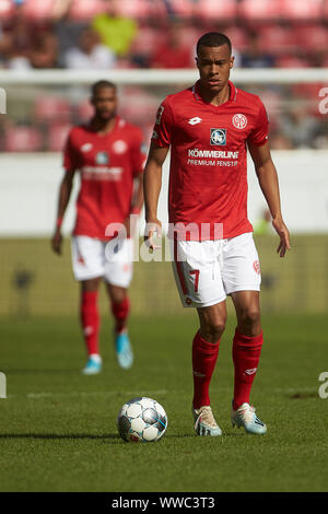 Mainz, Deutschland. 14 Sep, 2019. Fussball: Bundesliga, FSV Mainz 05 - Hertha BSC, 4. Spieltag im Opel Arena. Die Mainzer Robin Quaison. Quelle: Thomas Frey/dpa - WICHTIGER HINWEIS: In Übereinstimmung mit den Anforderungen der DFL Deutsche Fußball Liga oder der DFB Deutscher Fußball-Bund ist es untersagt, zu verwenden oder verwendet Fotos im Stadion und/oder das Spiel in Form von Bildern und/oder Videos - wie Foto Sequenzen getroffen haben./dpa/Alamy leben Nachrichten Stockfoto