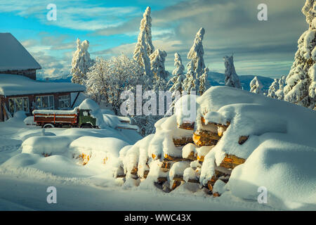 Winter und Weihnachten Landschaft mit schneebedeckten Landschaft. Winter Landschaft mit Schnee altes Auto und hölzernen Berghütte abgedeckt. Weihnachten und Happ Stockfoto