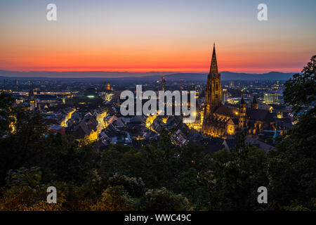 Deutschland, Extreme Red Sky über die Stadt Freiburg im Breisgau im Schwarzwald Natur Landschaft von Baden famour für seine Muenster nach Sonnenuntergang in Su Stockfoto