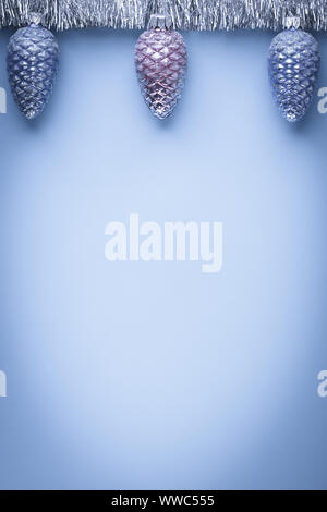 Abstrakte Weihnachten Hintergrund mit Kopie Platz für Text. Festliche neues Jahr Grußkarte, lila Postkarte Vorlage. Vintage Frame mit glänzenden Kugeln für d Stockfoto