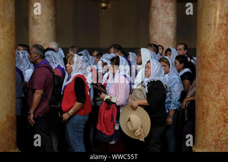 Touristen Queuing der Grotte an der Kirche der Geburt, oder die Geburtskirche einzutreten, die traditionell von Christen glaubten der Geburtsort von Jesus Christus zu sein in der West Bank Town Of Bethlehem in die Palästinensische Autonomiebehörde Stockfoto
