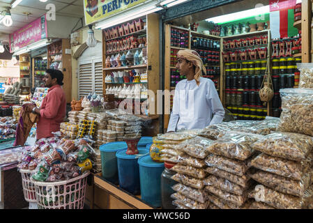 Maskat, Sultanat von Oman - November 12, 2017: Basar Händler Verkauf von Weihrauch und anderen Waren auf dem Souq in Salalah, Oman, Indischen Ozean. Diese Stockfoto