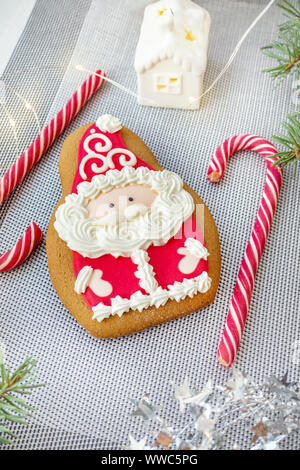 Lebkuchen Kekse in der Form von Santa Claus. Handgefertigte Plätzchen, Kuchen und Karamell Stöcke für Weihnachten und das neue Jahr. Stockfoto