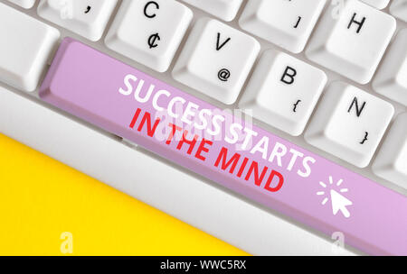 Schreiben Hinweis zeigen Erfolg beginnt im Kopf. Business Konzept für Ihren Verstand zu positivität ist ein langer Weg, weiß PC-Tastatur mit Hinweis pap gehen kann eingestellt Stockfoto