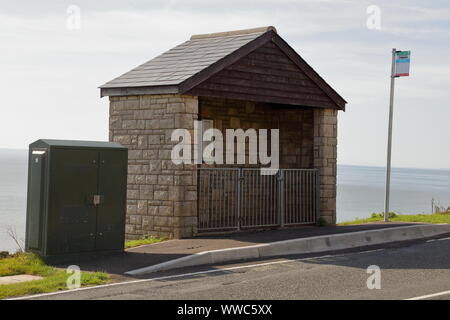 Kleine gated Straße Bushaltestelle aus lokalem Stein und fest mit Tore und Geländer gebaut, um die lokalen Schafe bei schlechtem zu halten. Stockfoto