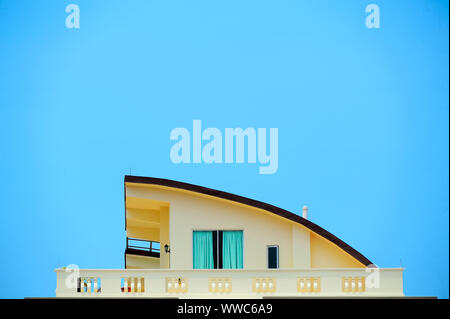 Modern geschwungenen Dach und im Dachgeschoss des Hauses gegen den klaren, blauen Himmel im Katong isoliert, Ostküste Singapur Stockfoto