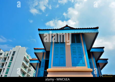 Traditionelle, malaiische Haus mit großen Giebel und blauen Fensterläden aus Holz gegen Himmel in historischen Geylang, Singapur Stockfoto