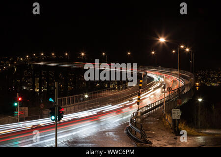 Am Abend leichte Wanderwege sind im Bild als Verkehr führt über Tromsø-Brücke im Norden von Norwegen. Stockfoto