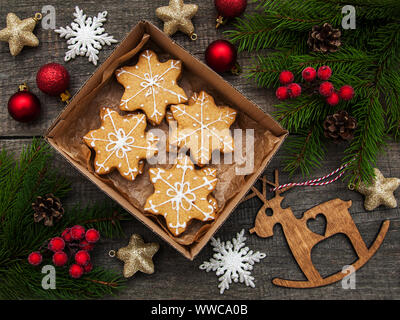 Box mit Weihnachtsplätzchen auf einem alten Holztisch Stockfoto