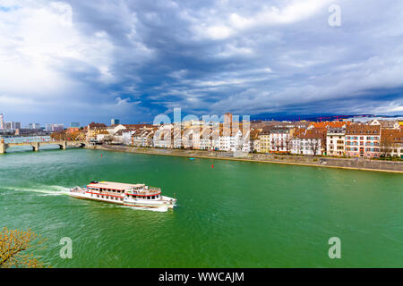 Die Fähre folgt dem Rhein in der Stadt Basel in der Schweiz Stockfoto