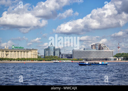 St. Petersburg, Russland, August 2019: St. Petersburg, Newa, Gebäude auf petrovskaya Damm, touristische Schiffe auf einen Sommer sonnigen Tag Stockfoto