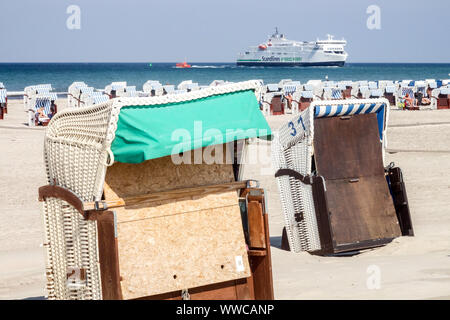 Deutschland Meer, die Küste der Ostsee, Strand von Warnemünde Stühle, Fähre Stockfoto