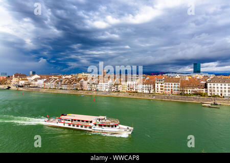 Die Fähre folgt dem Rhein in der Stadt Basel in der Schweiz Stockfoto