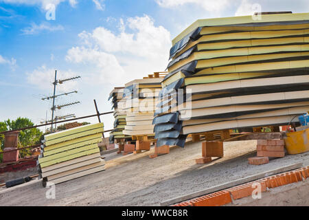 Italienische Baustelle mit Dach Wärmedämmung und Polystyrol Platten mit wasserdichten Membran abgedeckt Stockfoto