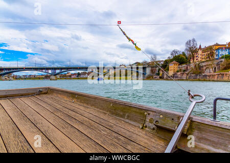 Foto vom Wassertaxi Kabel Fähre den Rhein überqueren in Basel, Schweiz Stockfoto