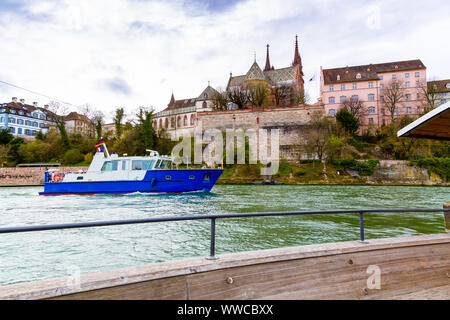 Foto vom Wassertaxi Kabel Fähre den Rhein überqueren in Basel, Schweiz Stockfoto