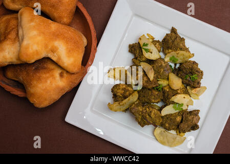 Indisches Huhn cafreal Teller mariniert mit viel Koriander (Cilantro), Ingwer, Knoblauch, Limettensaft zusammen mit trockenen Gewürzen und serviert mit Brot Stockfoto