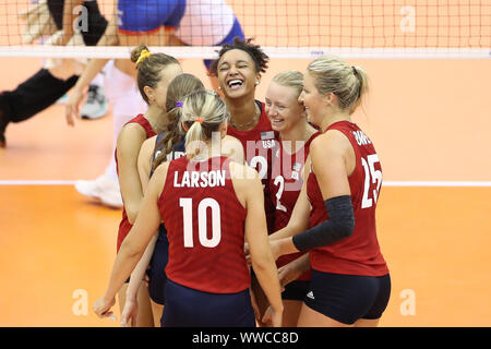 Hamamatsu, Japan. 15 Sep, 2019. Spieler der Vereinigten Staaten feiern während der Round Robin Übereinstimmung zwischen den USA und Serbien im Jahr 2019 Die FIVB Frauen-WM in Hamamatsu, Japan, Sept. 15, 2019. Credit: Du Xiaoyi/Xinhua/Alamy leben Nachrichten Stockfoto