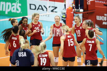 Hamamatsu, Japan. 15 Sep, 2019. Spieler der Vereinigten Staaten reagieren nach dem Round-robin-Match zwischen den Vereinigten Staaten und Serbien im Jahr 2019 Die FIVB Frauen-WM in Hamamatsu, Japan, Sept. 15, 2019. Credit: Du Xiaoyi/Xinhua/Alamy leben Nachrichten Stockfoto