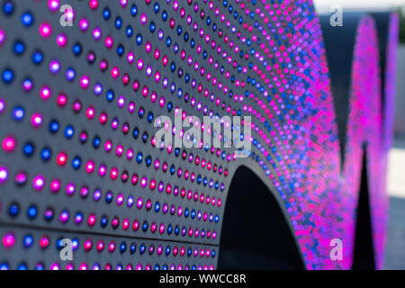 LED-Leuchten. Bunte Lampen für die Beleuchtung. Textur aus farbigem Licht. Array von Farbe LED-Hintergrundbeleuchtung. Viele kleine Glühbirnen Stockfoto