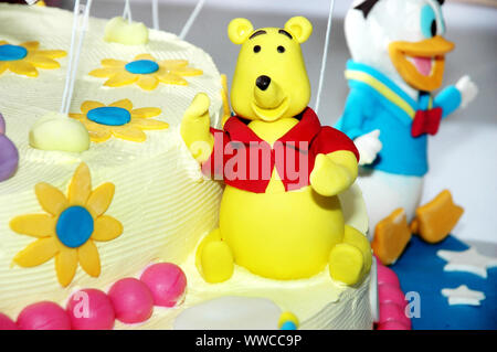 Bunte Geburtstag Kuchen mit wenig Comic-figuren auf der Oberseite dekoriert. Stockfoto