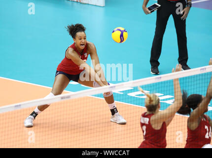 Hamamatsu, Japan. 15 Sep, 2019. Haleigh Washington (L) der Vereinigten Staaten konkurriert während der Round Robin Übereinstimmung zwischen den USA und Serbien im Jahr 2019 Die FIVB Frauen-WM in Hamamatsu, Japan, Sept. 15, 2019. Credit: Du Xiaoyi/Xinhua/Alamy leben Nachrichten Stockfoto