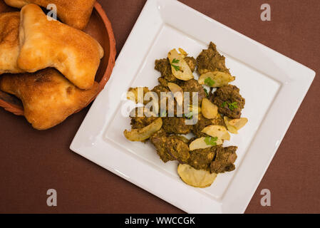 Indisches Huhn cafreal Teller mariniert mit viel Koriander (Cilantro), Ingwer, Knoblauch, Limettensaft zusammen mit trockenen Gewürzen und serviert mit Brot Stockfoto