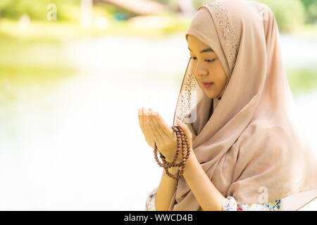 Junge Erwachsene Teenager Frau, Duas für muslimische Gott Segen Gebet. Stockfoto