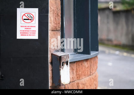 No smoking sign und Metall Aschenbecher außerhalb Pub Stockfoto