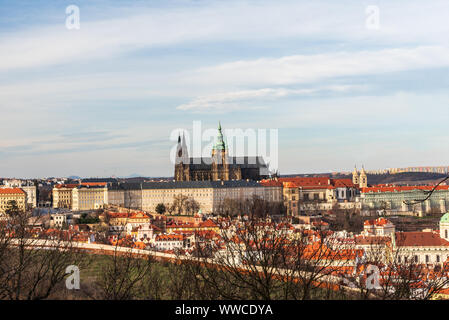 Blick auf die Burg von Petrinske Prazsky hrad Sady öffentlichen Park in Praha City in der Tschechischen Republik während schön früh Frühling Stockfoto