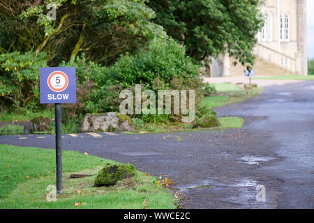 5 mph Höchstgeschwindigkeit Straße Zeichen an öffentlichen Park Stockfoto
