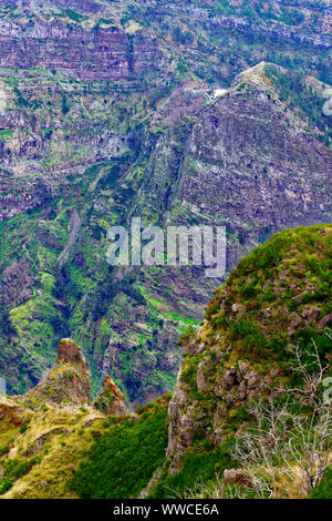 Einen erhöhten Blick auf die hügelige Landschaft der Insel Madeira. Stockfoto