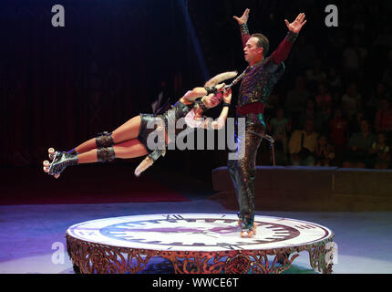 Kiew, Ukraine. 14 Sep, 2019. Künstler während einer neuen Zirkus Jahreszeit in Kiew, Ukraine, Sept. 14, 2019. Credit: Sergey Starostenko/Xinhua Stockfoto