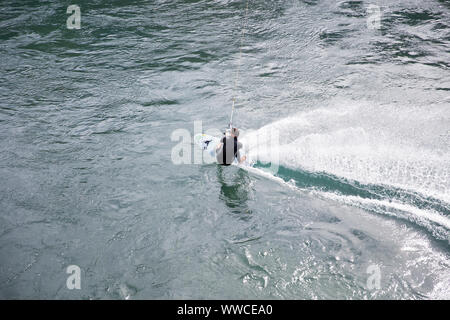 Unbekannter mann Kitesurfen am Neuenburgersee in der Schweiz. Stockfoto