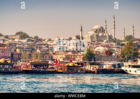 Istanbul, Türkei - 18 September, 2017: Blick auf den alten Teil von Istanbul durch das Goldene Horn fotografiert, mit der berühmten Süleymaniye Camii (Moschee Stockfoto