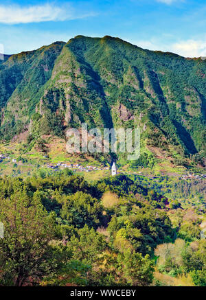 Einen erhöhten Blick auf die hügelige Landschaft der Insel Madeira. Stockfoto