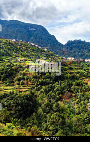 Einen erhöhten Blick auf die hügelige Landschaft der Insel Madeira. Stockfoto