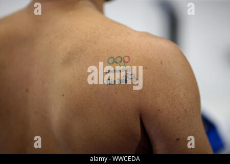 Allgemeine Ansicht der Italienischen Schwimmer Tattoos während der Aufwärmphase Session bei Tag sieben der Welt Para Schwimmen Allianz Meisterschaften an der London Aquatic Centre, London. Stockfoto